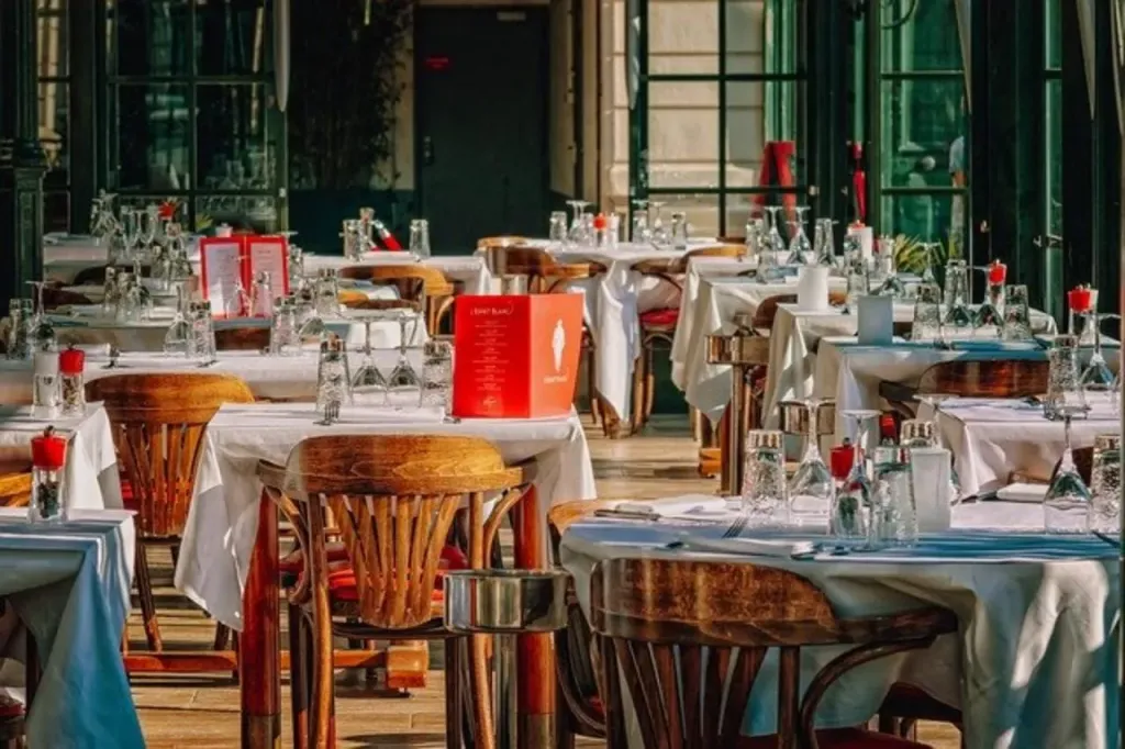 Jakie ozdoby restauracyjne powinny znaleźć się w każdym lokalu?