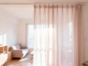 Eleganckie, szare zasłony lniane w nowoczesnym salonie, podkreślające minimalistyczny charakter wnętrza.
