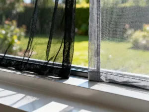 Porównanie rolet zewnętrznych chroniących przed słońcem oraz klimatyzacji zapewniającej chłód wewnątrz domu.